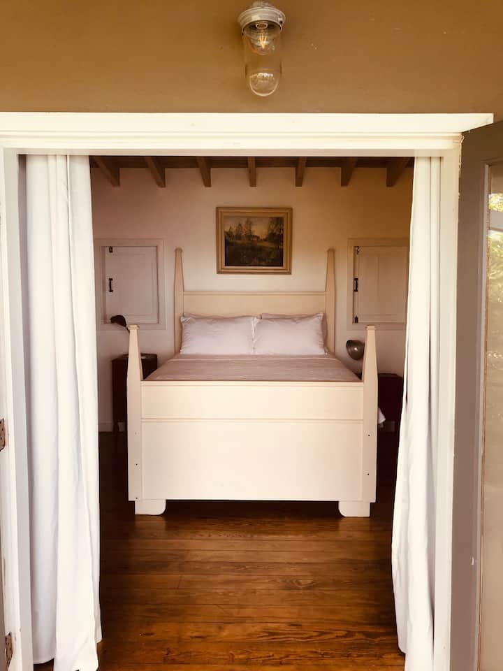 בחדר השינה יש דלתות שנפתחות למרפסת בחוץ, ומעניקות לאורחים שלנו נוף מדהים. 