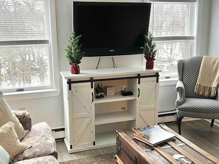 Large 44” wall-mounted TV
for your viewing pleasure. 