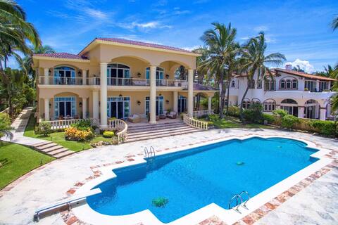 Luxury Beachfront Villa “Casamar”