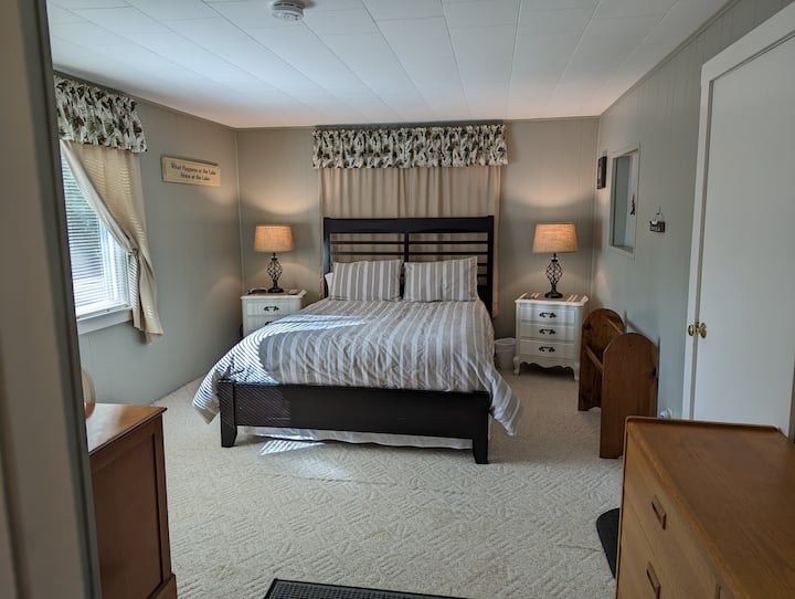 Glavna spavaća soba - bračni krevet (širine 150-179 cm) 