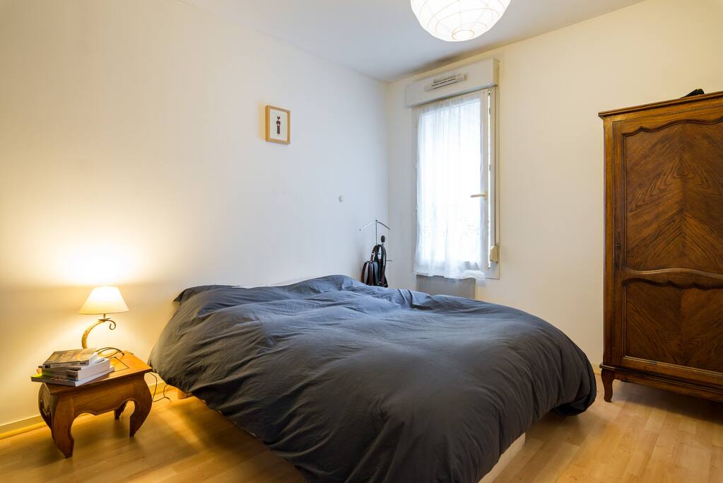 Chambre spacieuse et lit confortable - Spacious room with comfortable bed