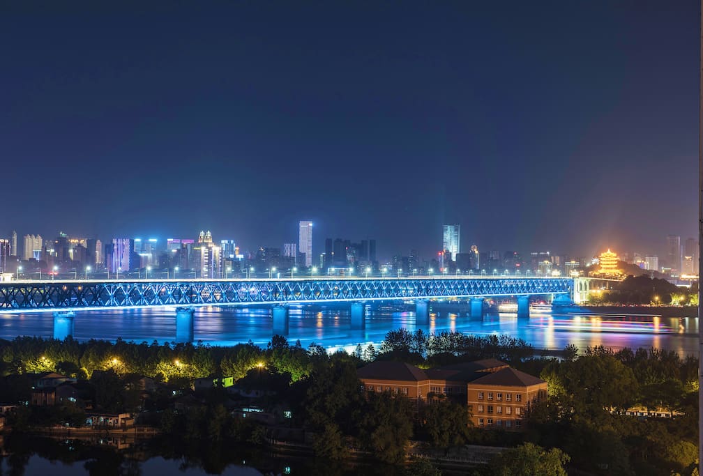 客厅窗外拍到的武汉核心景区夜景,“一桥飞架南北,天堑变通途”的长江大桥, 江对岸的黄鹤楼则坐落在蛇山之上。熠熠生辉