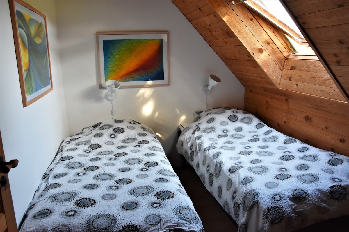 Malá spálňa s dvoma samostatnými lôžkami a množstvom svetla (s tmavými žalúziami na okne!)