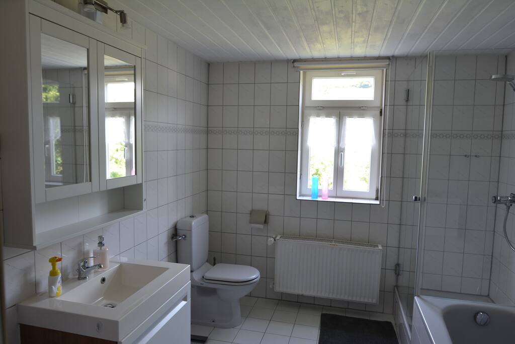 Bad mit Wanne und Dusche