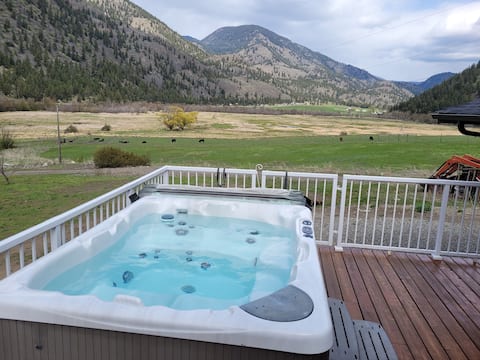 Wildlife Haven: Hot Tub & Epic Views!