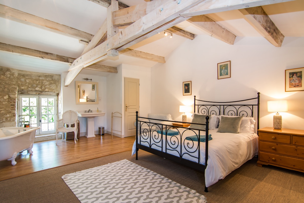 Chumba cha kulala 5 na bafu ya choo na bafu ya juu.