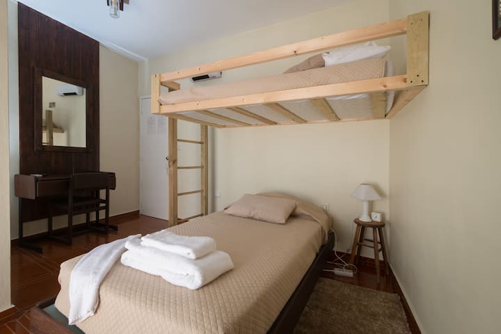 Quarto de duas camas sobrepostas c/WC