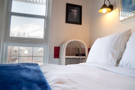 Mountain View Escape—Close to Downtown