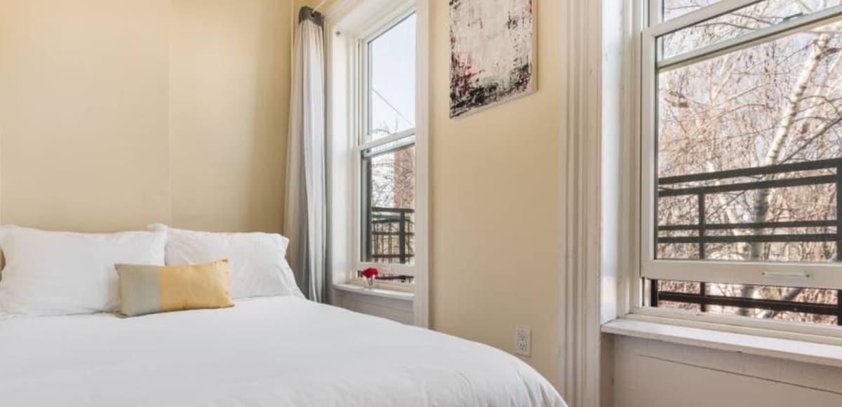 后卧安静、舒适、明亮。可供两人舒适入住。 