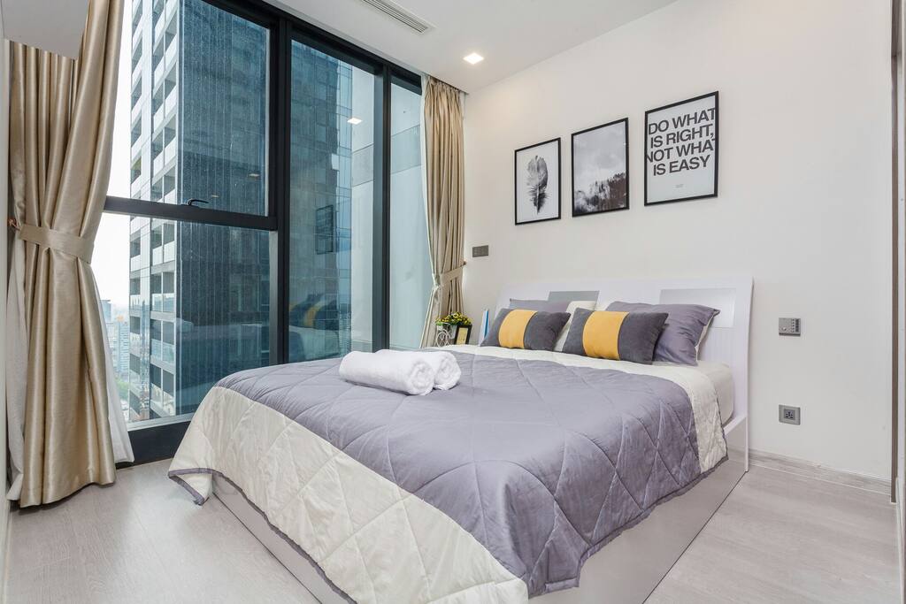 Located in one of the most modernize and luxury urban, bedroom with view to the SG river and downtown of Dist. 1, Dist. 2