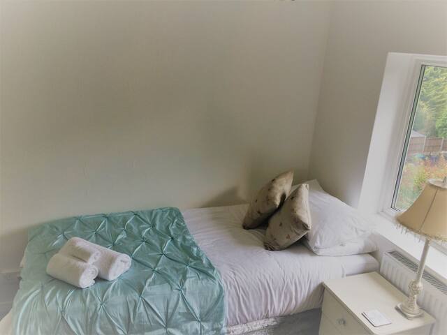Cosy Single Room B&B within Family Home-Free WIFI