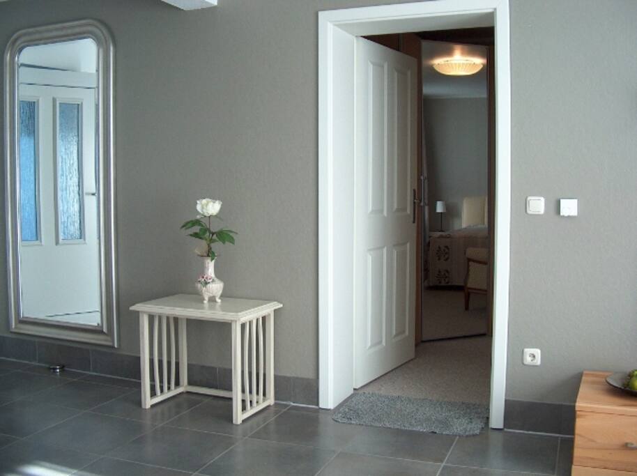 Eingang zum Schlafzimmer mit begehbarem Kleiderschrank