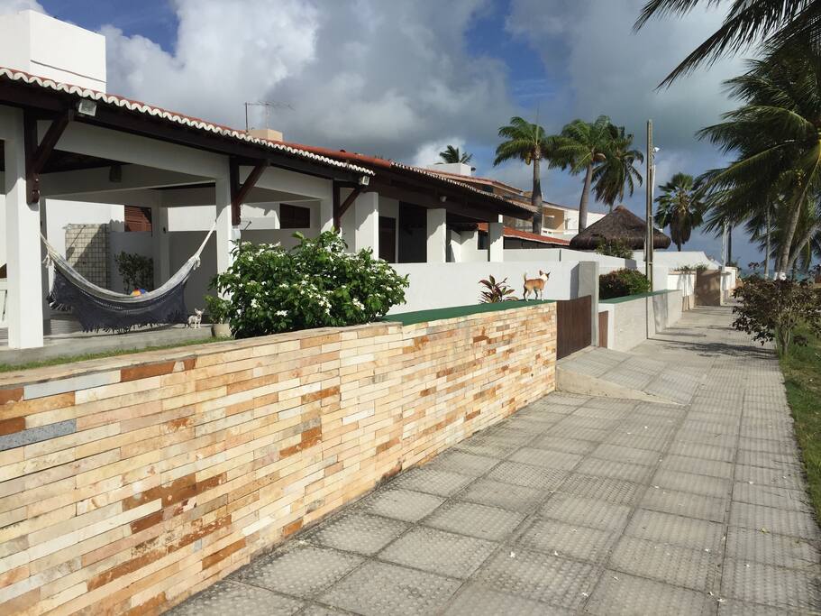 Excelente vizinhança. Acesso com ampla calçada. Chuveirão disponível.
