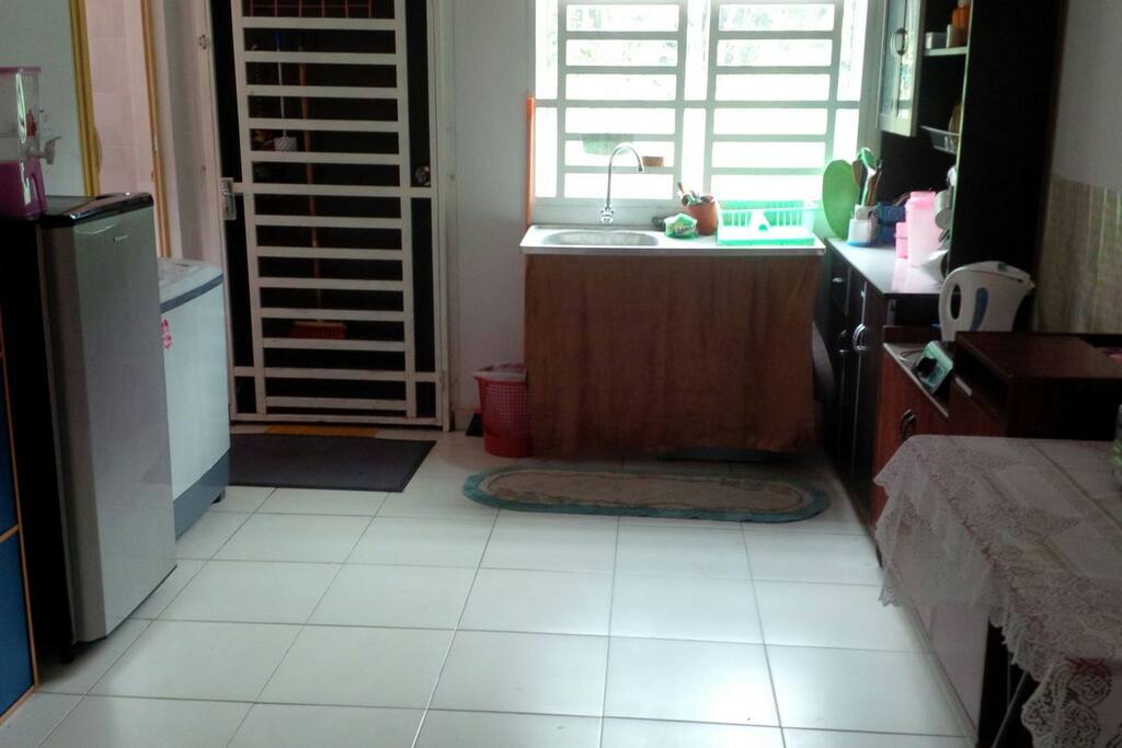 Dapor dilengkapi dapur gas, pemanas air, rice cooker, peti ais dan mesin basuh