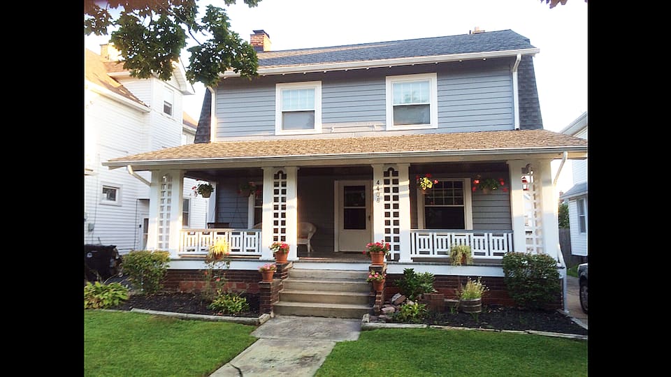 Dutch colonial Century home — photo 1