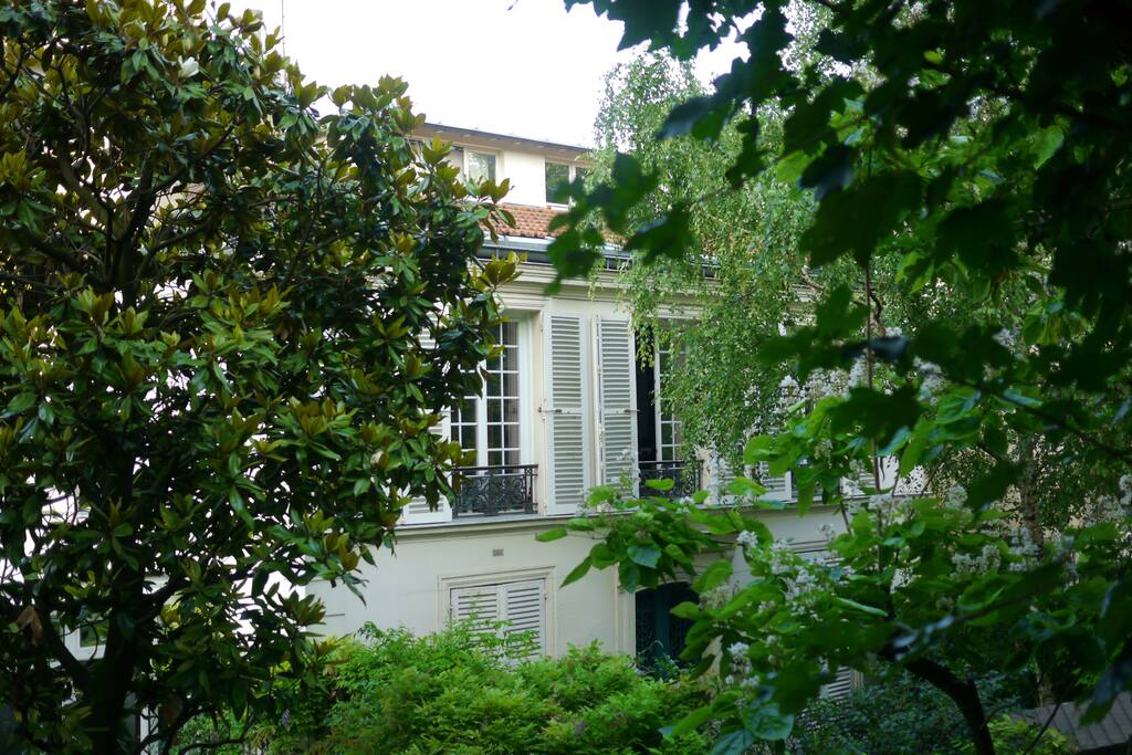 Villa rêvant dans le calme vert