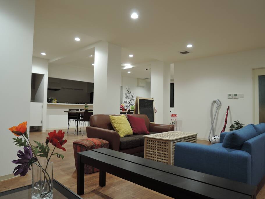 巨大リビングで会話も弾みます。
Also impetus conversation with a huge living room..
거대한 거실 또한 자극 대화.