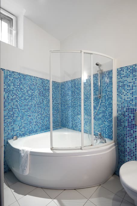 Main bathroom with shower/tub combination