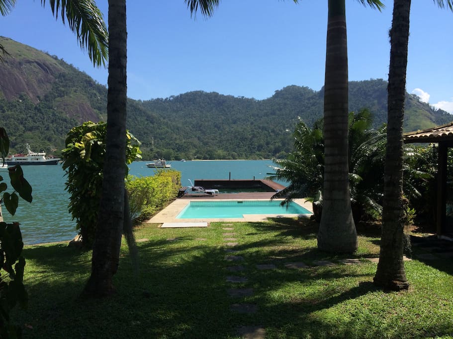 O mar e a piscina vistos da varanda de baixo