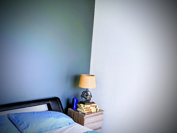 2号卧室配有标准双人床、枕头和毯子。楼上