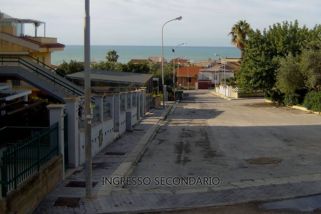 Ingresso secondario con posto biciclette.