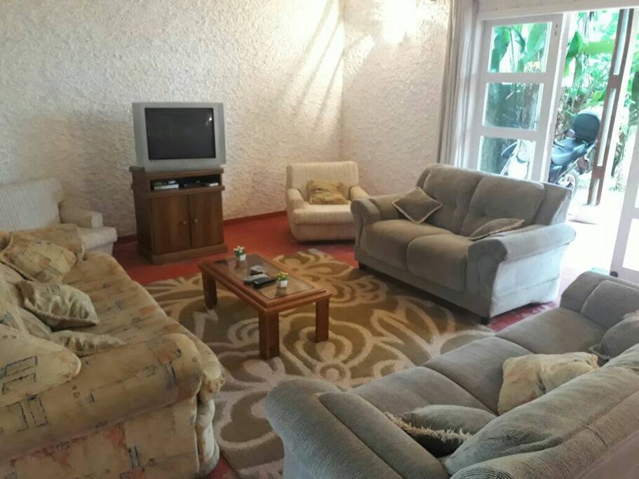 Sala de uso comum com TV a cabo com todos os canais da Sky.