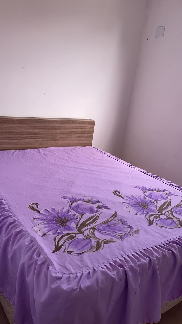 מיטה זוגית בחדר השינה השני.