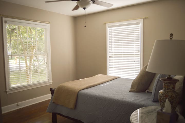 2nd bedroom--queen bed