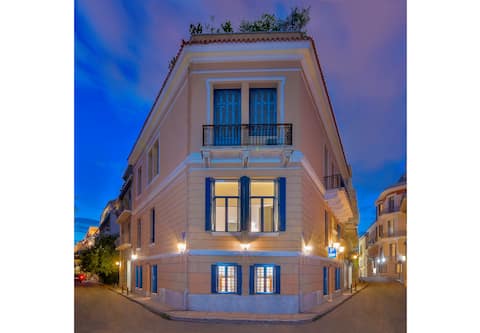 Popular Airbnb listing: Art Pantheon Townhouse in Plaka • Acropolis area in μοναστηρακι πλακα