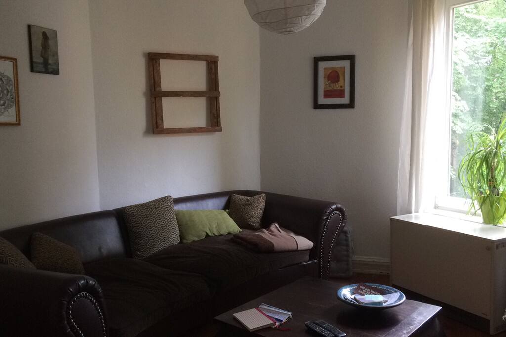 Wohnzimmer mit Sofa zum Ausruhen und Entspannen.