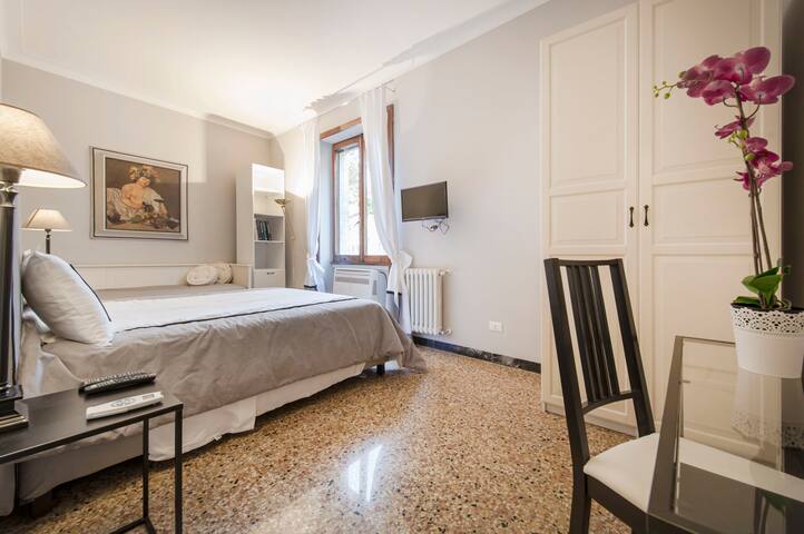 Authentic TrastevereApartment sleeps 6 2 bathroom gallery image 2