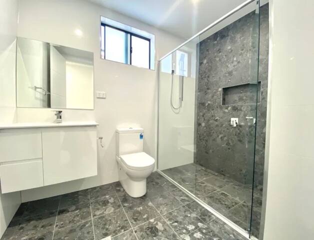 Luxury New 5 Bedroom 3 Bathroom+ Study/ Back Yd gallery image 5