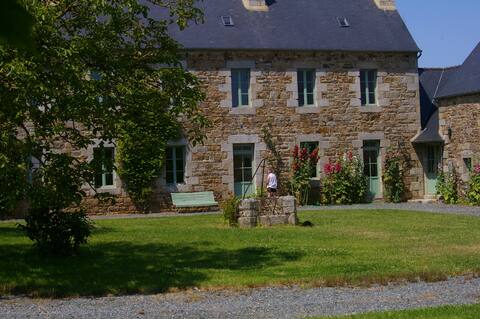 Large cottage close to the sea. Quiet and landscaped park