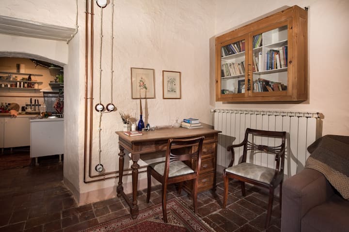 SOGGIORNO: scrivania in salotto, con mappe e guide ai luoghi