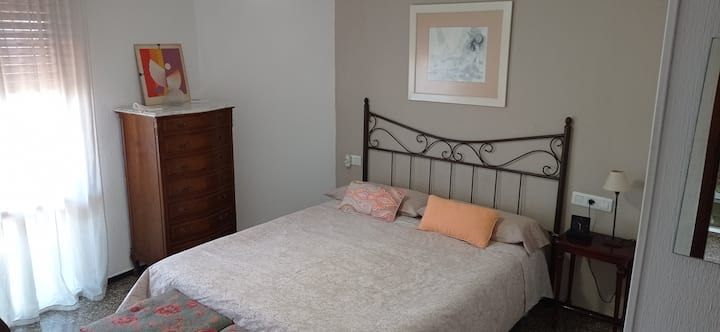 Hlavná spálňa. 150x190 lôžok, šatník a šatník. Má kúpeľňu s toaletou.