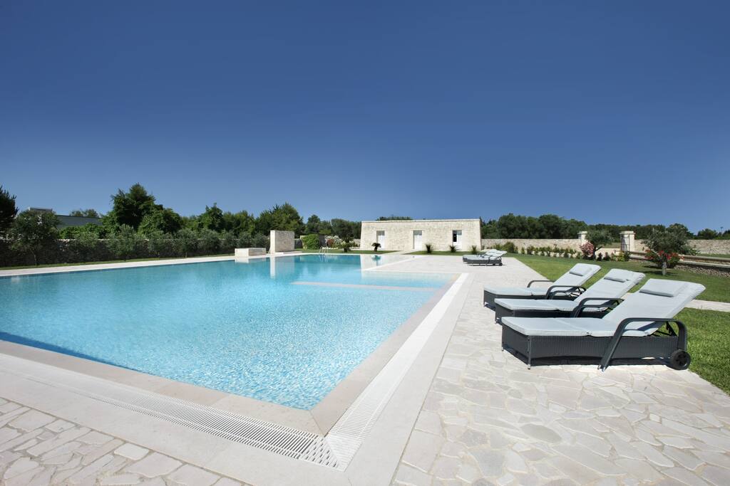 Piscina comune in mosaico con idromassaggio