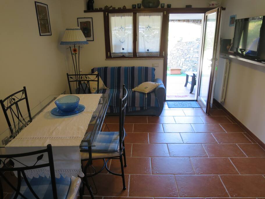 camera living tavolo pranzo