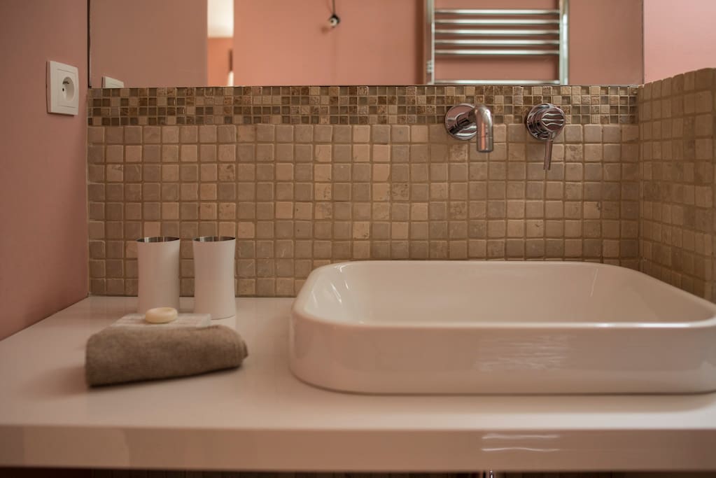 salle de douche complète avec wc