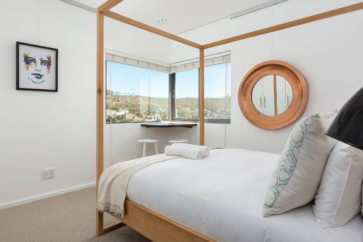 Spacious , Top Floor apartment, mountain views! gallery image 4