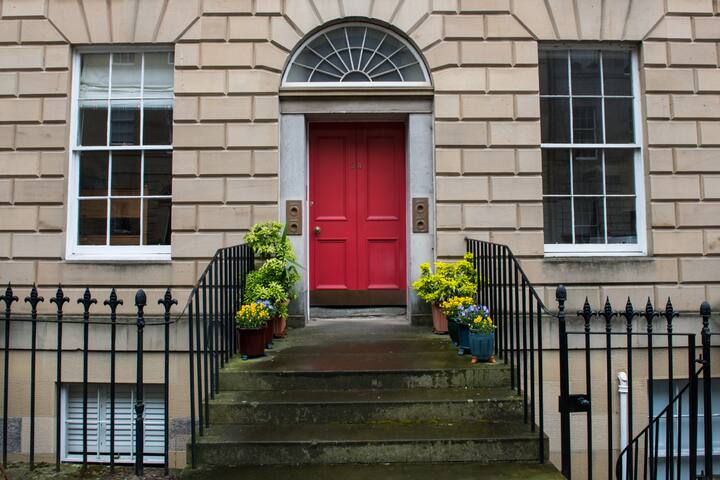 New Town Large 2 Bedrooms Apartment gallery image 3