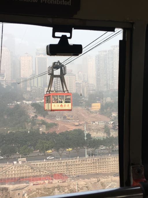 长江索道上的缆车,离小区仅10分钟的路程,重庆以前的主要交通工具,现目前遗留下来的唯一的一条索道