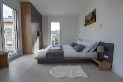 ★Modern Apt 5min to Lake w/AC&balcony&free parking