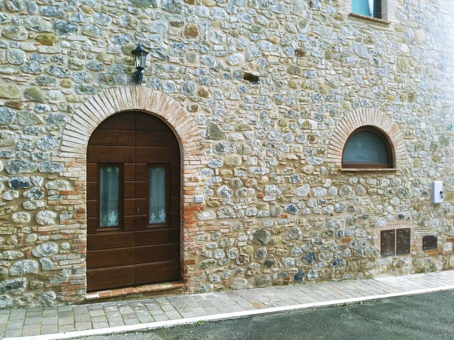 L'ingresso sulla strada