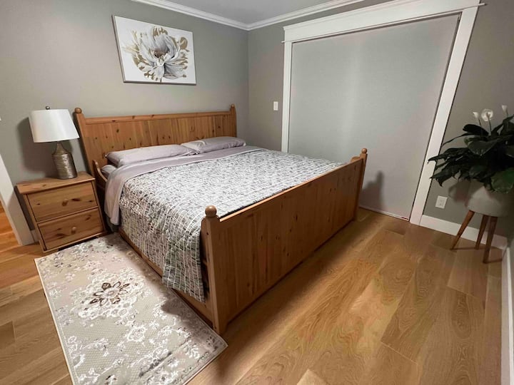 Chumba kikuu cha kulala kilicho na mlango wa kuteleza hadi uani.