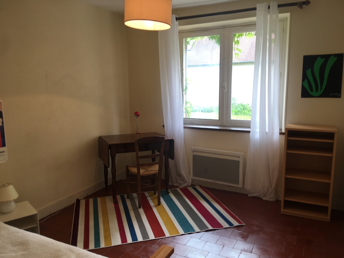 Kamer op de begane grond. Een tweepersoonsbed in 140. badkamer ernaast bij het verlaten aan de rechterkant