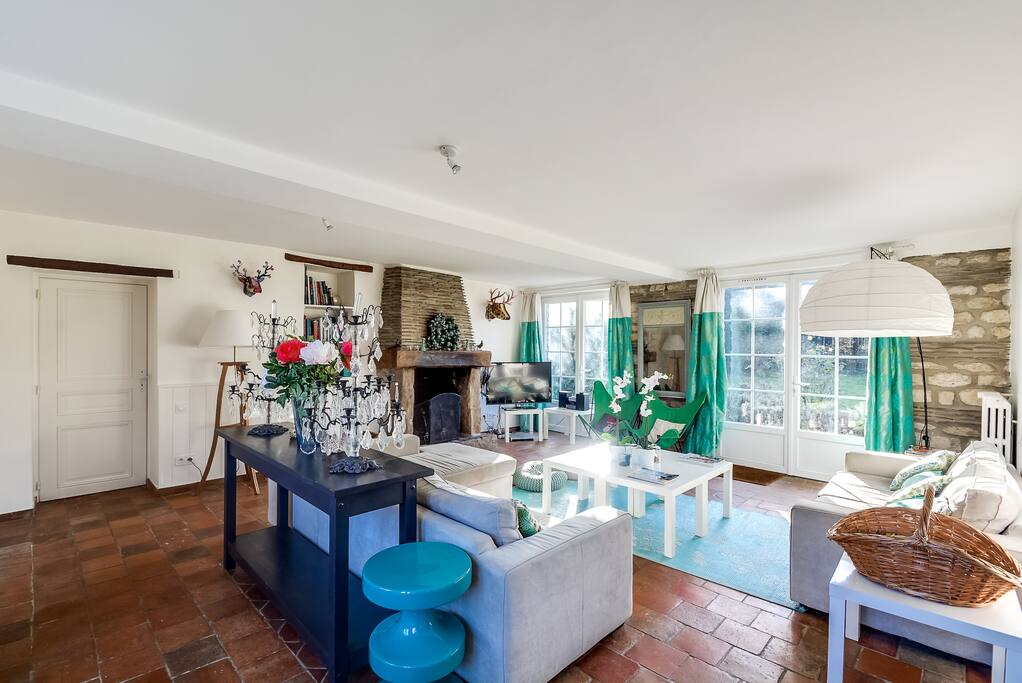 Le salon, lumineux, traversant, de plain pied avec le jardin, et sa cheminée.