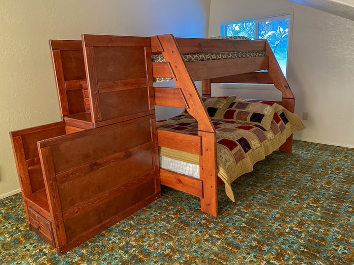 Bunkbed with stairs sleeps 3