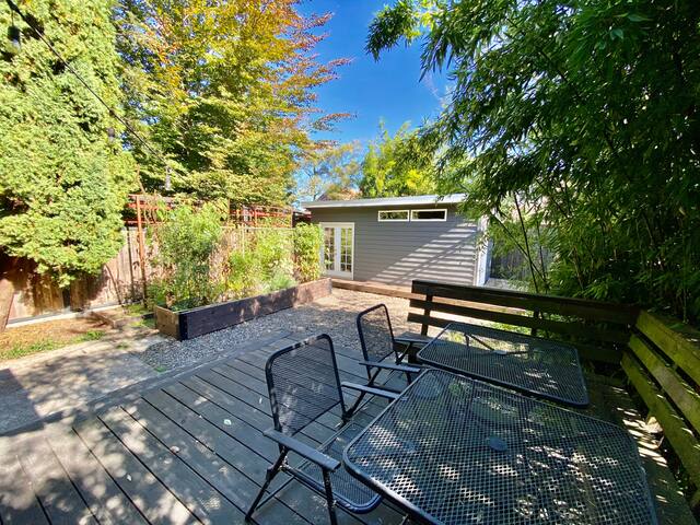 Modern 4BR • Alberta Arts • WalkScore 99 gallery image 5