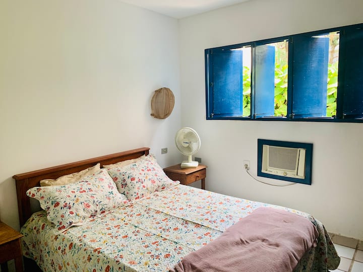 Спалня 1 - двойно легло +
Нощни шкафчета + 
климатик +
Скрин +
закачалка за стена. 