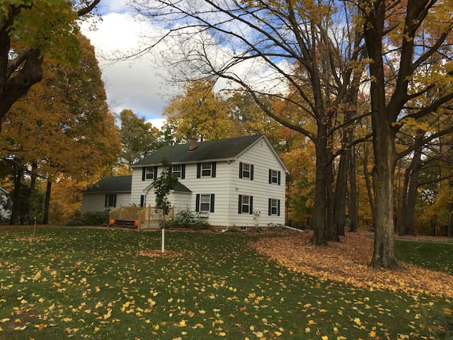 Maple House – Spacious 6 BR home for gatherings